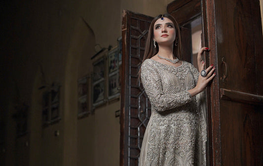 How to Transition Your Bridal Outfit From Ceremony to Reception